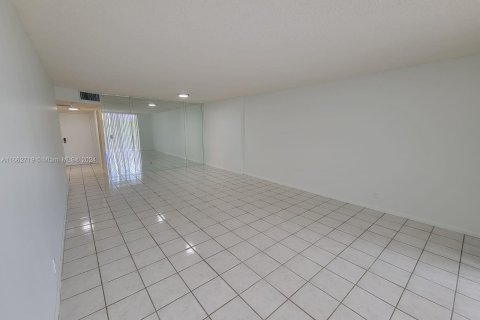 Condo in Aventura, Florida, 1 bedroom  № 1370904 - photo 3