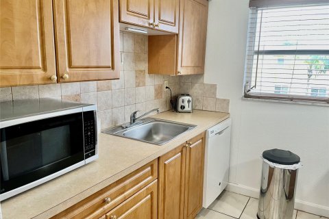 Condo in Wilton Manors, Florida, 2 bedrooms  № 810569 - photo 8