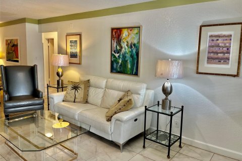 Condo in Wilton Manors, Florida, 2 bedrooms  № 810569 - photo 13