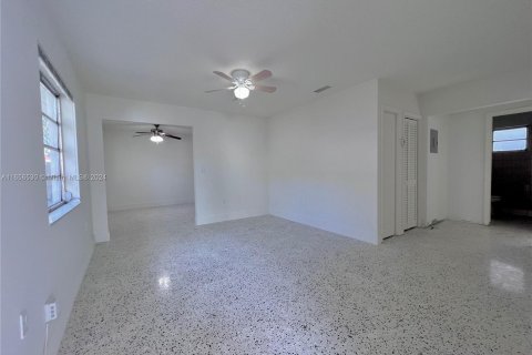 Villa ou maison à louer à Miami, Floride: 2 chambres, 218.78 m2 № 1356935 - photo 4