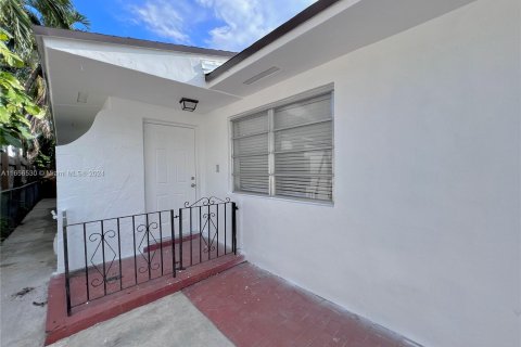 House in Miami, Florida 2 bedrooms, 218.78 sq.m. № 1356935 - photo 1