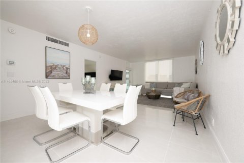 Copropriété à louer à Hollywood, Floride: 2 chambres, 108.97 m2 № 754330 - photo 10