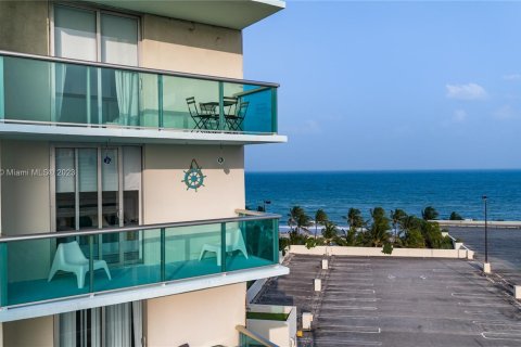 Copropriété à louer à Hollywood, Floride: 2 chambres, 108.97 m2 № 754330 - photo 6