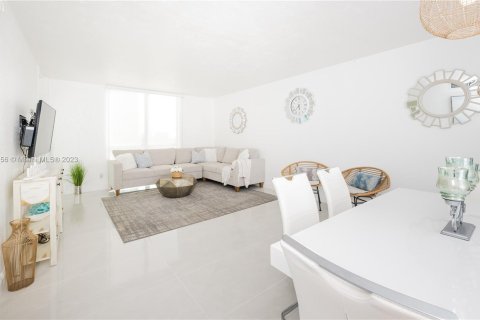 Condominio en alquiler en Hollywood, Florida, 2 dormitorios, 108.97 m2 № 754330 - foto 12