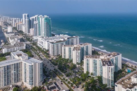 Copropriété à louer à Hollywood, Floride: 2 chambres, 108.97 m2 № 754330 - photo 1