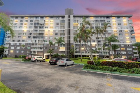 Condo in Hollywood, Florida, 1 bedroom  № 1356949 - photo 1