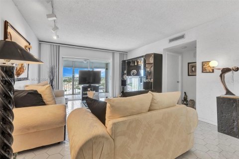 Condo in Hollywood, Florida, 1 bedroom  № 1356949 - photo 9