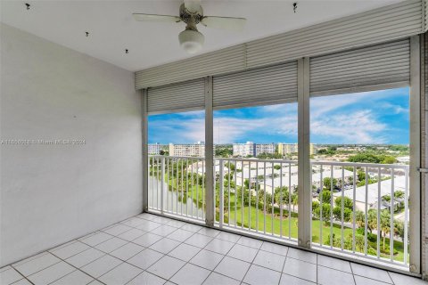 Condo in Hollywood, Florida, 1 bedroom  № 1356949 - photo 24