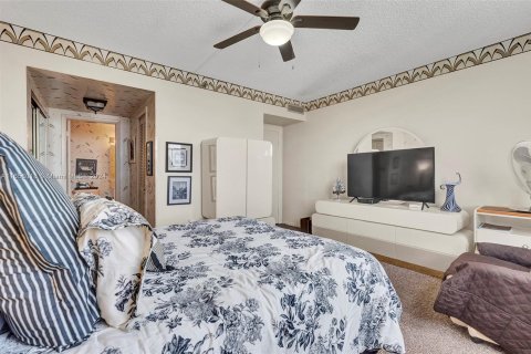 Condo in Hollywood, Florida, 1 bedroom  № 1356949 - photo 17