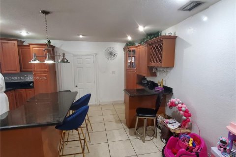 House in Miami, Florida 3 bedrooms, 199 sq.m. № 1145669 - photo 10