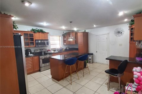 House in Miami, Florida 3 bedrooms, 199 sq.m. № 1145669 - photo 11