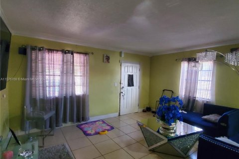 House in Miami, Florida 3 bedrooms, 199 sq.m. № 1145669 - photo 14