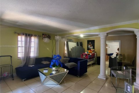 House in Miami, Florida 3 bedrooms, 199 sq.m. № 1145669 - photo 18