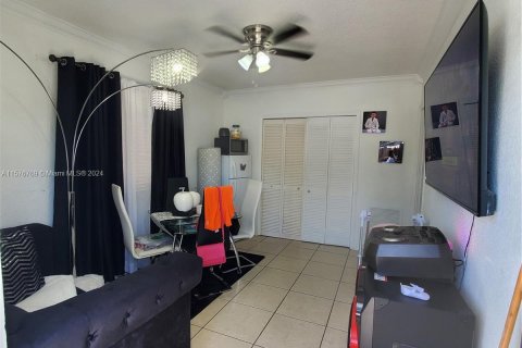 House in Miami, Florida 3 bedrooms, 199 sq.m. № 1145669 - photo 20