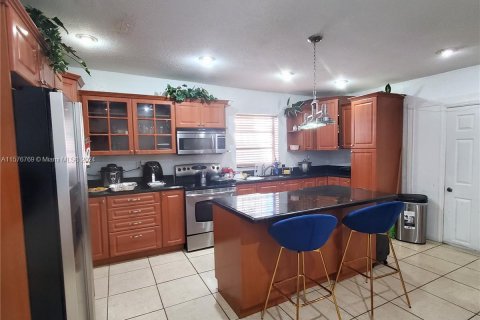 House in Miami, Florida 3 bedrooms, 199 sq.m. № 1145669 - photo 8