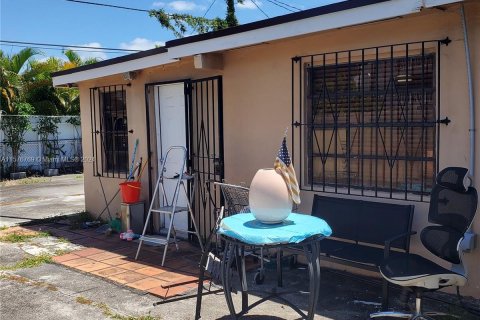 House in Miami, Florida 3 bedrooms, 199 sq.m. № 1145669 - photo 2