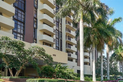 Condo in Coral Gables, Florida, 2 bedrooms  № 1355072 - photo 1