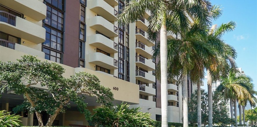 Condo in Coral Gables, Florida, 2 bedrooms  № 1355072