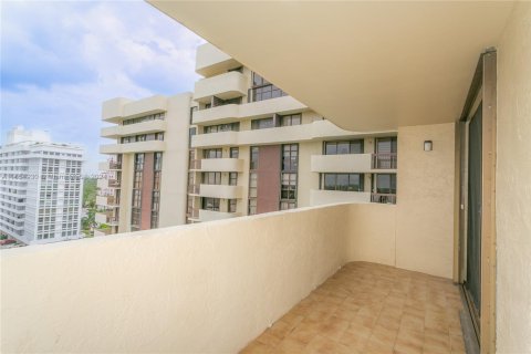 Condo in Coral Gables, Florida, 2 bedrooms  № 1355072 - photo 23