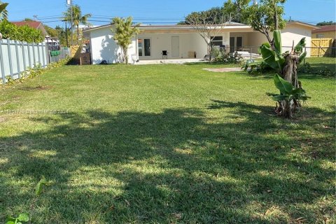 House in Miami, Florida 3 bedrooms, 265.24 sq.m. № 1355069 - photo 9