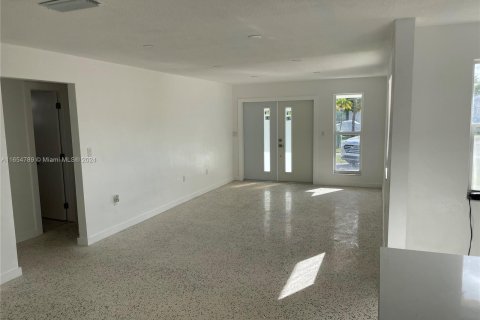 House in Miami, Florida 3 bedrooms, 265.24 sq.m. № 1355069 - photo 3