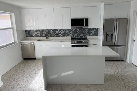 House in Miami, Florida 3 bedrooms, 265.24 sq.m. № 1355069 - photo 4