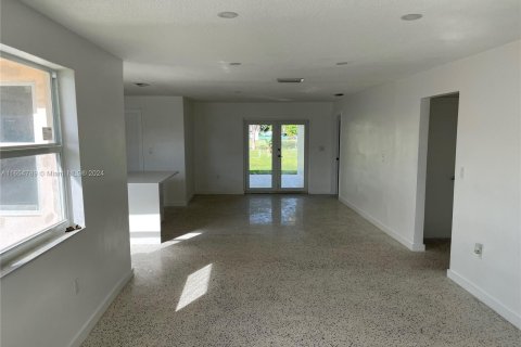 House in Miami, Florida 3 bedrooms, 265.24 sq.m. № 1355069 - photo 2