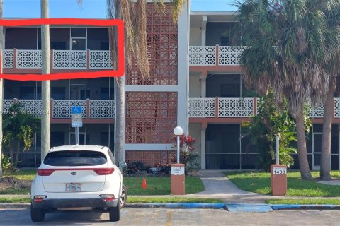 Condominio en venta en North Miami Beach, Florida, 2 dormitorios, 98.94 m2 № 1117312 - foto 2