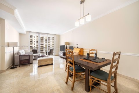 Condo in Miami, Florida, 1 bedroom  № 1372544 - photo 2