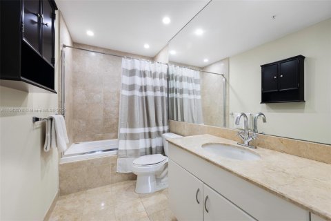 Condo in Miami, Florida, 1 bedroom  № 1372544 - photo 10