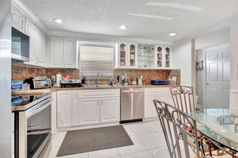 Copropriété à vendre à Pembroke Pines, Floride: 2 chambres, 135.54 m2 № 1077404 - photo 15