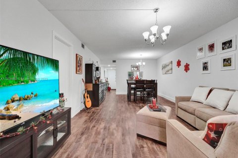 Condominio en venta en Pembroke Pines, Florida, 2 dormitorios, 110.74 m2 № 912623 - foto 17
