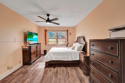 Condo in Pembroke Pines, Florida, 2 bedrooms  № 912623 - photo 23