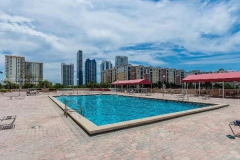 Condo in Sunny Isles Beach, Florida, 1 bedroom  № 912717 - photo 12