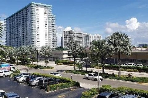 Condo in Sunny Isles Beach, Florida, 1 bedroom  № 912717 - photo 9