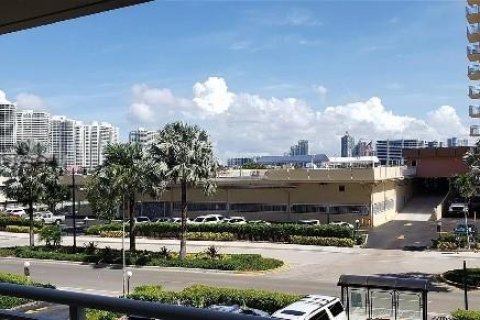 Condo in Sunny Isles Beach, Florida, 1 bedroom  № 912717 - photo 10