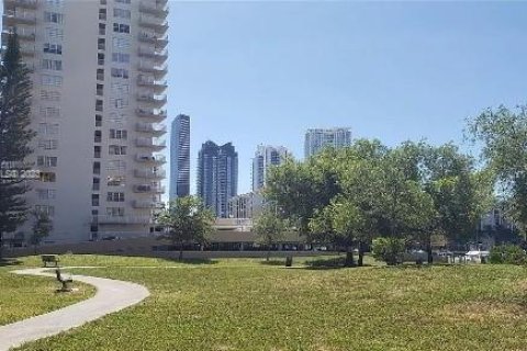 Condo in Sunny Isles Beach, Florida, 1 bedroom  № 912717 - photo 11