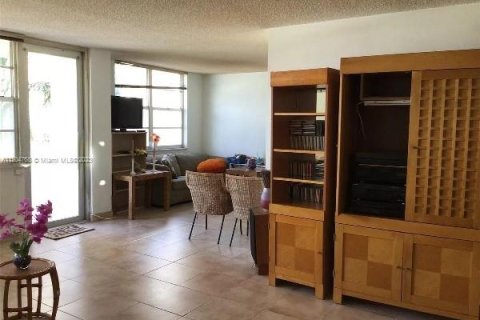 Condo in Sunny Isles Beach, Florida, 1 bedroom  № 912717 - photo 3