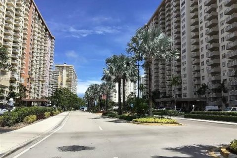 Condo in Sunny Isles Beach, Florida, 1 bedroom  № 912717 - photo 13