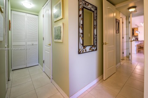 Condo in Miami Beach, Florida, 2 bedrooms  № 1080316 - photo 11