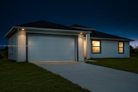 Casa en venta en Lehigh Acres, Florida, 3 dormitorios № 908334 - foto 2