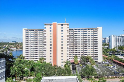 Condo in Fort Lauderdale, Florida, 2 bedrooms  № 945091 - photo 13