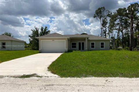 House in Lehigh Acres, Florida 3 bedrooms № 1171986 - photo 2