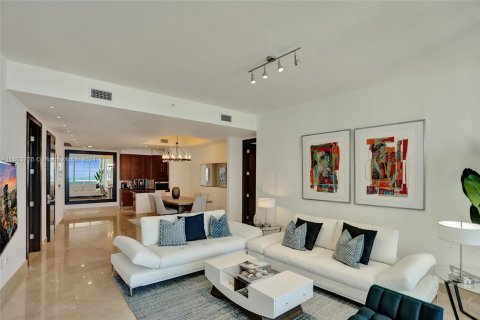 Condo in Sunny Isles Beach, Florida, 2 bedrooms  № 1221954 - photo 17