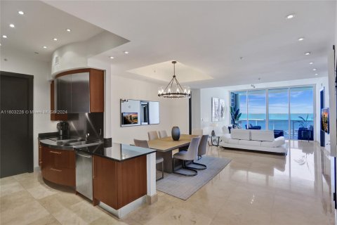 Condo in Sunny Isles Beach, Florida, 2 bedrooms  № 1221954 - photo 14