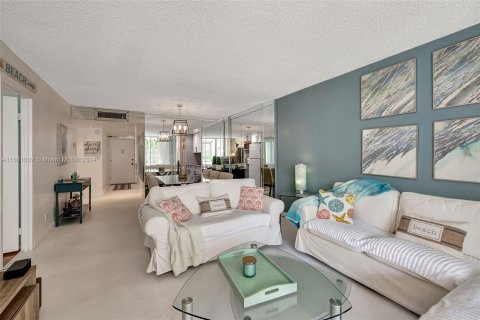 Condo in Lauderdale Lakes, Florida, 2 bedrooms  № 1417747 - photo 11