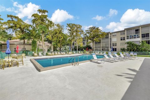 Condo in Lauderdale Lakes, Florida, 2 bedrooms  № 1417747 - photo 23