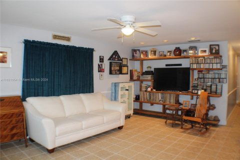 Commercial property in Fort Lauderdale, Florida 214.88 sq.m. № 1292339 - photo 2