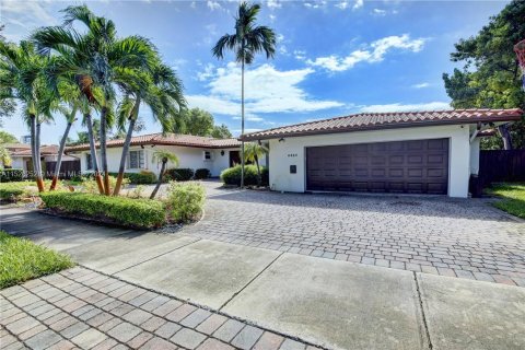 House in Miami, Florida 4 bedrooms, 210.33 sq.m. № 986188 - photo 4