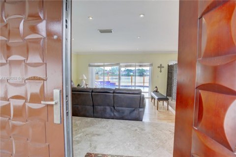 House in Miami, Florida 4 bedrooms, 210.33 sq.m. № 986188 - photo 25